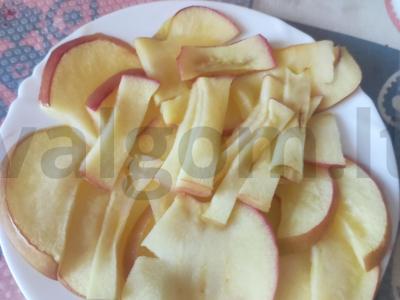 Keptas obuolys mikrobangų krosnelėje pagrindine nuotrauka