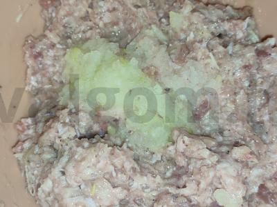 Mėsos kotletai su įdaru bekone Žingsnis 1