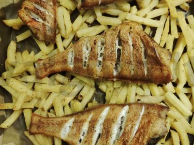 Kepta žuvis su bulvėmis pagrindine nuotrauka