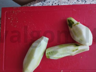 Salotos su salierais, pomidorais ir agurkais Žingsnis 1