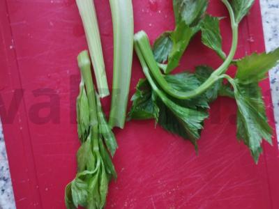 Salotos su salierais, pomidorais ir agurkais Žingsnis 2