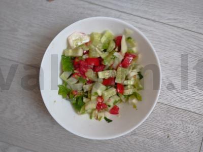 Salotos su salierais, pomidorais ir agurkais pagrindine nuotrauka