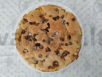 Neįprasta šarlotė su moliūgu, razinomis ir žievele pagrindine nuotrauka