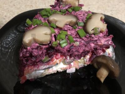 Vegetariška silkių salotos po kailiu su grybais pagrindine nuotrauka