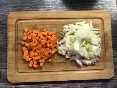 Sriuba su meatballs ir vermišeliu Žingsnis 1