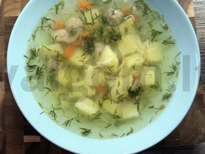 Sriuba su meatballs ir vermišeliu pagrindine nuotrauka