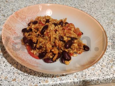 Sojų faršas su pupelėmis, daržovėmis ir pomidorų pasta vakarienei pagrindine nuotrauka