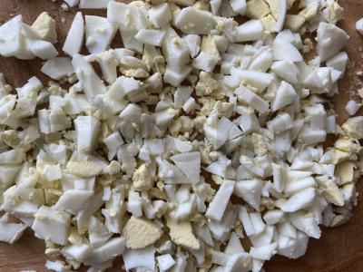 Salotas „Saulėtas nuotaikas“ su krabų lazdelėmis ir ryžiais Žingsnis 1