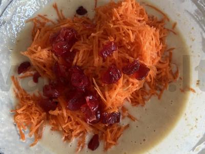 Morkų ir vyšnių PP keksiukas Žingsnis 3