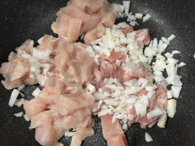 Ideali plovas su vištiena, daržovėmis ir prieskoniais Žingsnis 1