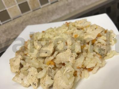 Ideali plovas su vištiena, daržovėmis ir prieskoniais pagrindine nuotrauka