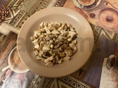 Šiltas salotas „Donkų“ su vištiena ir grybais Žingsnis 2