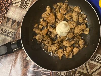 Šiltas salotas „Donkų“ su vištiena ir grybais Žingsnis 3