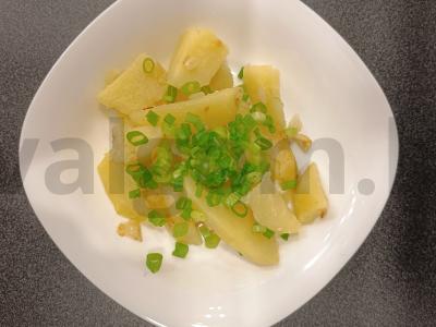 Kaimiška bulvytė su dviem svogūnų rūšimis pagrindine nuotrauka