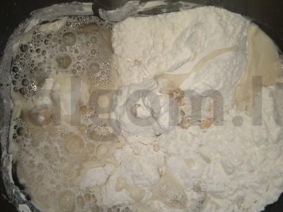 Skanus svogūnų duona Žingsnis 1