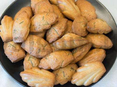 Česnakiniai ir rozmarinų madele sausainiai pagrindine nuotrauka