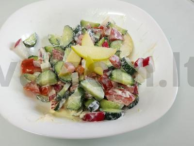 Daržovių salotos su žaliu obuoliu pagrindine nuotrauka