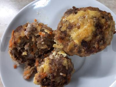 Patingėlių kopūstai su jautienos faršu, grietine ir majonezu pagrindine nuotrauka