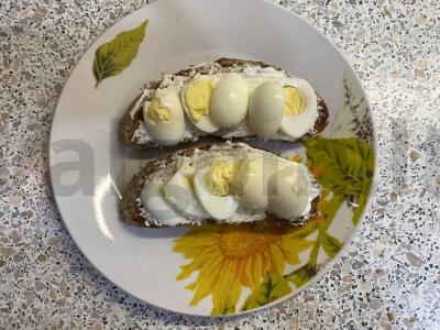 Tostai su putpelių kiaušiniu ir varškės sūriu Žingsnis 3
