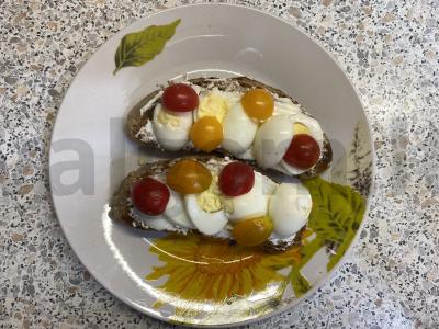 Tostai su putpelių kiaušiniu ir varškės sūriu Žingsnis 4