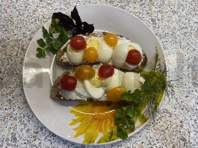 Tostai su putpelių kiaušiniu ir varškės sūriu pagrindine nuotrauka