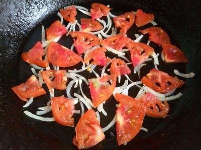 Kiaušinienė su pomidoru, svogūnu ir petražolėmis Žingsnis 3