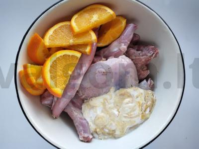 Kvapnus triušis keptas apelsinuose Žingsnis 2