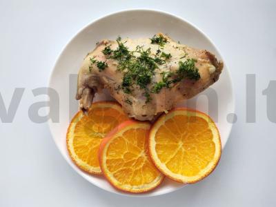 Kvapnus triušis keptas apelsinuose pagrindine nuotrauka