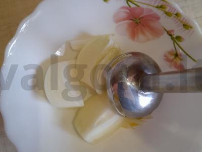 Kepeninė blynai su svogūnais ir česnaku Žingsnis 1