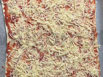 Namų pica su dešra, pomidorais ir paprikomis Žingsnis 3