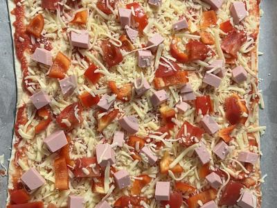 Namų pica su dešra, pomidorais ir paprikomis Žingsnis 4