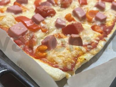 Namų pica su dešra, pomidorais ir paprikomis pagrindine nuotrauka