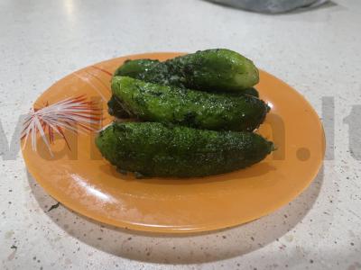 Greiti mažai sūdyti agurkai maišelyje pagrindine nuotrauka