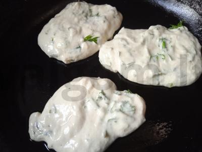 Kefyro blynai su šviežiais žalumynais ir mocarela Žingsnis 2