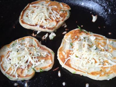 Kefyro blynai su šviežiais žalumynais ir mocarela Žingsnis 3