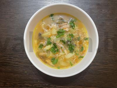 Vištienos sriuba su kuskusu ir grybais pietums pagrindine nuotrauka