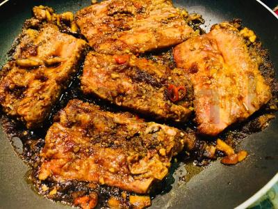 Šonkauliai su karamelizuotu obuoliu medaus Žingsnis 8