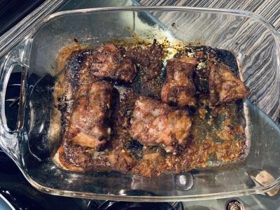 Šonkauliai su karamelizuotu obuoliu medaus pagrindine nuotrauka