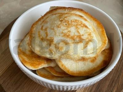 Blynai iš rūgštaus pieno su vaniliniu cukrumi pagrindine nuotrauka