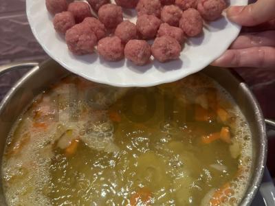 Lengvas sriuba su mėsos kukuliais ir makaronais pietums Žingsnis 2