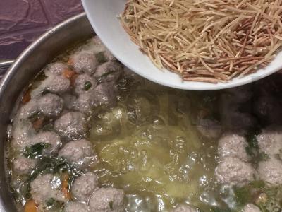 Lengvas sriuba su mėsos kukuliais ir makaronais pietums Žingsnis 3