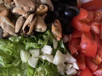 Salotos su midijomis ir pomidorais Žingsnis 3