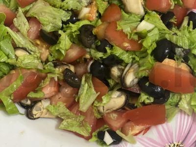 Salotos su midijomis ir pomidorais pagrindine nuotrauka