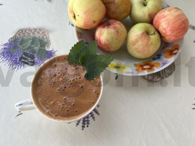 Obuolių sultys su mėtomis ir cukrumi pagrindine nuotrauka