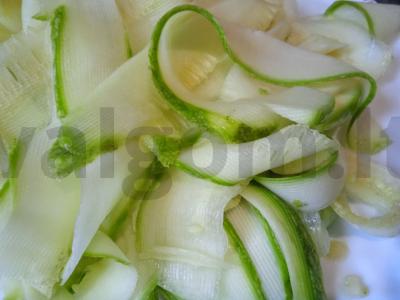 Marinuoti cukinijos su sojų padažu ir medumi Žingsnis 1