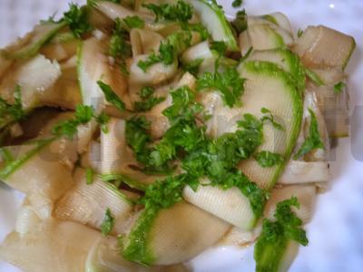 Marinuoti cukinijos su sojų padažu ir medumi pagrindine nuotrauka