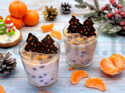 Naujųjų metų desertas stiklinėje vaikams pagrindine nuotrauka