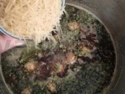 Grybų makaronai su meatballs Žingsnis 4