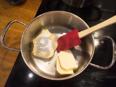 Eklerai su plakta grietinėle Žingsnis 1