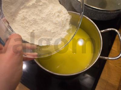 Eklerai su plakta grietinėle Žingsnis 3